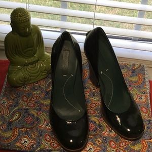 EXCELLENT CONDITION MONEY  GREEN HEELS BCBG SIZE 10
